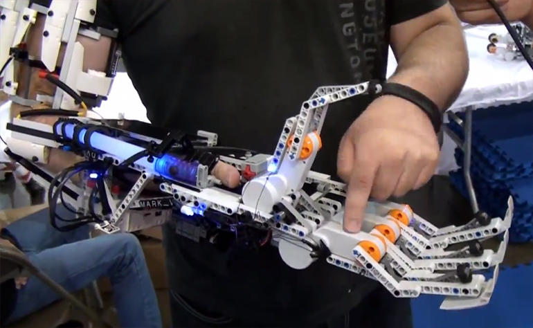 باستخدام تقنيات ليغو: تصميم ذراع صناعية روبوتية بالكامل