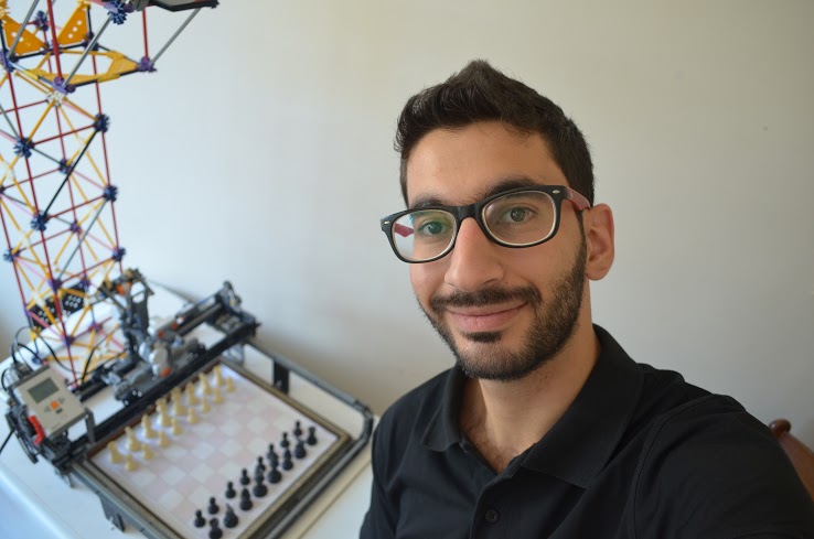 “تشارلي”: إبداع طالب في جامعة دمشق انتهى ببناء روبوت يتحدى الإنسان في الشطرنج!
